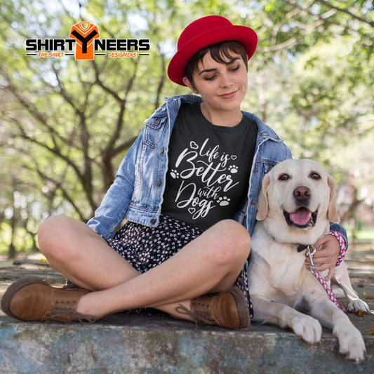 Life is better with dogs - Premium Unisex Kurzarm T-Shirt